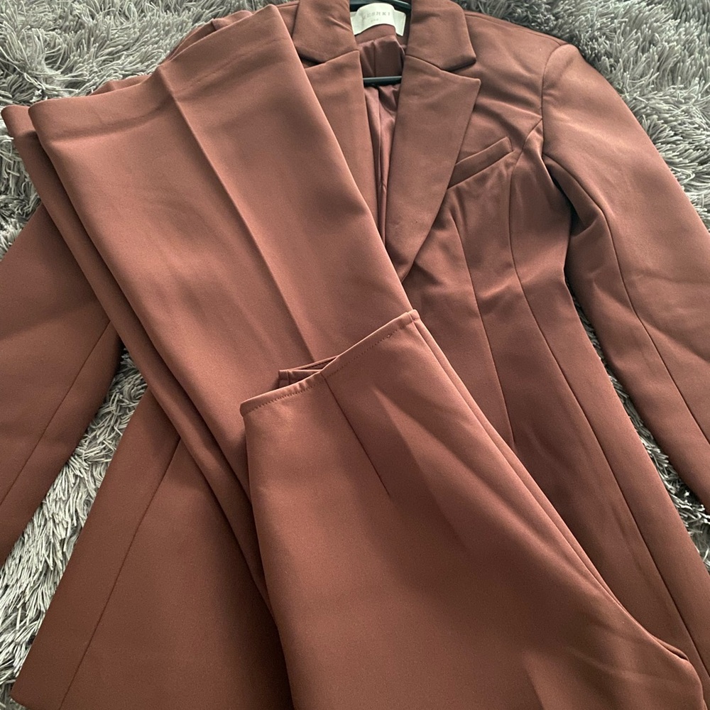 Suit - Picture 4 of 6